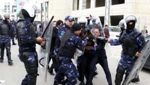 فلسطینی دانشور نزار بنات کے قتل کے خلاف شدید احتجاجی مظاہرے، فلسطینی اتھارٹی نے متعدد افراد کو زخمی کردیا