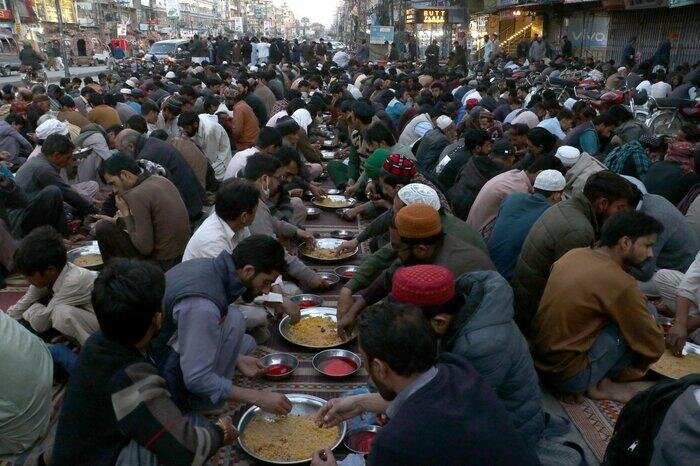 پاکستان میں رمضان ؛ سڑکوں کی سجاوٹ سے لے کر روزہ داروں کی دعوتِ طعام تک  