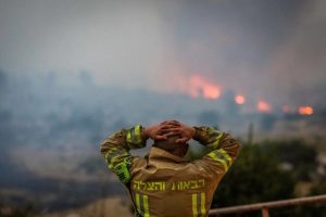 مقبوضہ قدس کے قریب تباہ کن آتشزدگی؛ ہزاروں صہیونی آبادکار نقل مکانی پر مجبور