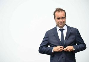 فرانسیسی نومنتخب وزیراعظم کا حکومت بچانے کے لیے انوکھا انداز