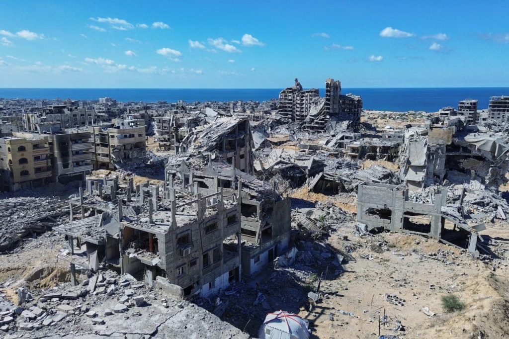  فلسطینی مزاحمتی تحریک حماس نے اعلان کیا ہے کہ اسرائیلی قیدیوں کی لاشوں کی واپسی کا عمل وقت طلب ہو سکتا ہے، کیونکہ بعض لاشیں ان ٹنلز میں دفن ہیں جو اسرائیلی بمباری کے نتیجے میں تباہ ہو چکے ہیں اور بعض ابھی بھی ملبے تلے دبے ہوئے ہیں۔