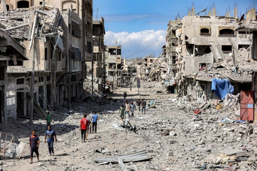 فلسطینی سیاسی تجزیہ کار وسام عفیفہ نے غزہ میں حالیہ جنگ بندی معاہدے اور اسرائیل کی جانب سے اس پر مکمل عمل نہ کرنے، خصوصاً رفح کراسنگ بند رکھنے اور انسانی امداد کی عدم اجازت کے بعد، اس آتشبس کے مستقبل کے بارے میں تین ممکنہ منظرنامے پیش کیے ہیں۔