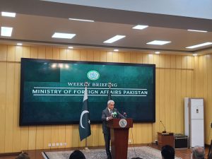 پاکستان کی وزارتِ خارجہ نے کہا ہے کہ اسلام آباد ایران کی اقتصادی ترقی اور تجارت کے فروغ کے لیے کیے جانے والے ہر فیصلے کا خیرمقدم کرتا ہے۔