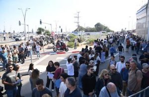 تل ابیب میں پرتقالی سفارتخانے کے سامنے ویزے کے لیے لمبی لائنیں