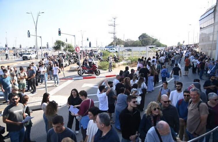 تل ابیب میں پرتقالی سفارتخانے کے سامنے ویزے کے لیے لمبی لائنیں