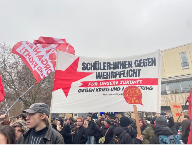 جرمنی میں لازمی فوجی خدمت کے خلاف طلبہ کے وسیع احتجاجات