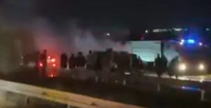 عراق کے شہر سلیمانیہ میں گاڑی میں دھماکہ، ایک شخص جاں بحق سلیمانیہ — عراقی میڈیا کے مطابق صوبہ سلیمانیہ میں ایک شہری گاڑی میں آگ لگنے کے بعد دھماکہ ہوا جس کے نتیجے میں ایک شخص ہلاک اور ایک شدید زخمی ہو گیا۔ عراقی نیوز نیٹ ورک سومریہ کے مطابق ایک سیکیورٹی ذریعے نے بتایا کہ واقعہ دوکان روڈ پر کلوانان چیک پوسٹ کے قریب پیش آیا۔ آگ لگنے کے بعد گاڑی دھماکے سے پھٹ گئی جس سے ڈرائیور موقع پر جاں بحق جبکہ ایک اور شخص زخمی ہو گیا۔ ذریعے کے مطابق سیکیورٹی فورسز نے جائے وقوعہ کو گھیرے میں لے کر تحقیقات کا آغاز کر دیا ہے تاکہ دھماکے کی نوعیت اور وجوہات کا تعین کیا جا سکے۔ ادھر خبر رساں ادارے شفق نیوز نے ایک اور سیکیورٹی ذریعے کے حوالے سے رپورٹ کیا کہ گاڑی اچانک پِیره مَگرون سے سلیمانیہ جانے والی سڑک پر آگ کی لپیٹ میں آ گئی، تاہم دھماکے کی فوری وجہ تاحال واضح نہیں ہو سکی۔ دوکان کے قائم مقام منتظم سیروان سرحات نے بتایا کہ متاثرہ گاڑی لینڈ کروزر تھی جو بدھ کی شام تقریباً 7 بج کر 40 منٹ پر آگ لگنے کے بعد زور دار دھماکے سے پھٹ گئی۔ ان کے مطابق ایک مسافر جاں بحق اور دوسرا شدید زخمی ہوا۔ انہوں نے کہا کہ اس مرحلے پر یہ کہنا قبل از وقت ہوگا کہ دھماکہ فنی خرابی کے باعث ہوا یا گاڑی کو نشانہ بنایا گیا۔ تحقیقات مکمل ہونے کے بعد حتمی رپورٹ جاری کی جائے گی۔ اس سے قبل بعض میڈیا رپورٹس میں دعویٰ کیا گیا تھا کہ سلیمانیہ کے علاقے میں ایک گاڑی کو ترکی کے ڈرون حملے میں نشانہ بنایا گیا، تاہم مقامی حکام نے تصدیق کی ہے کہ واقعے میں اب تک ایک ہی شخص کی ہلاکت کی تصدیق ہوئی ہے۔